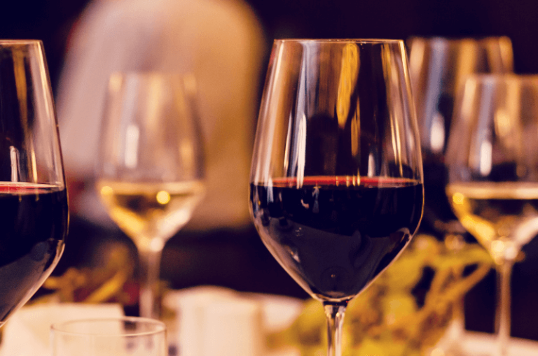 kieliszki z białym i czerwonym winem na stole