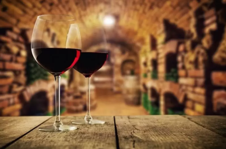 Kieliszki czerwonego wina w piwniczce