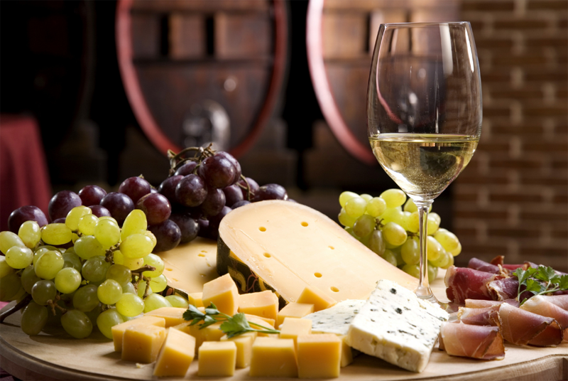 ser, winogrona, szynka i kieliszek wina