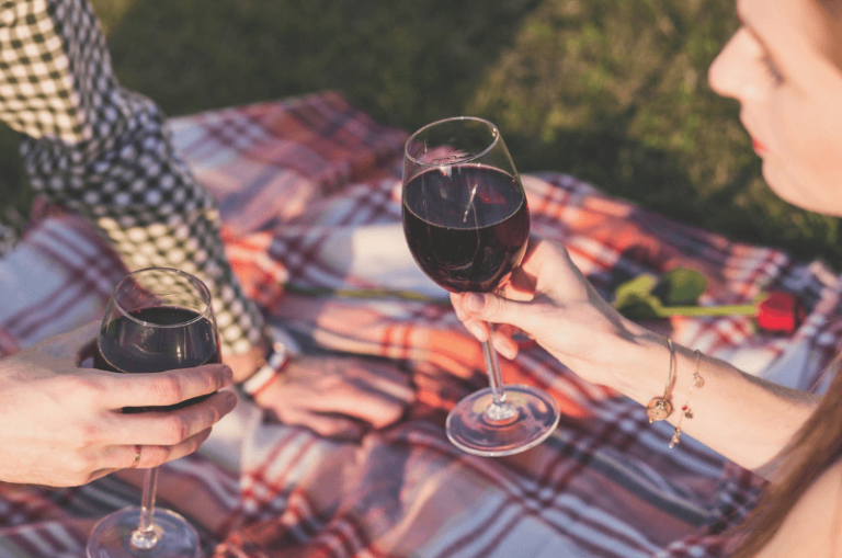 Piknik przy czerwonym winie