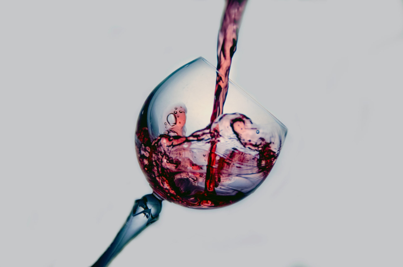 sposób nalewania wina do kieliszka
